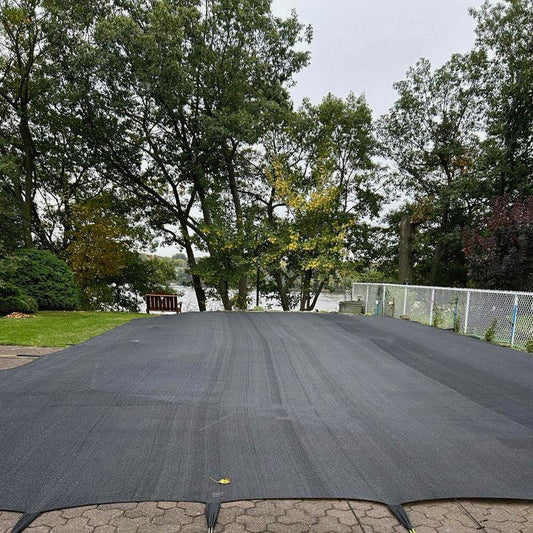 Toile filet de sécurité installée sur une piscine creusée