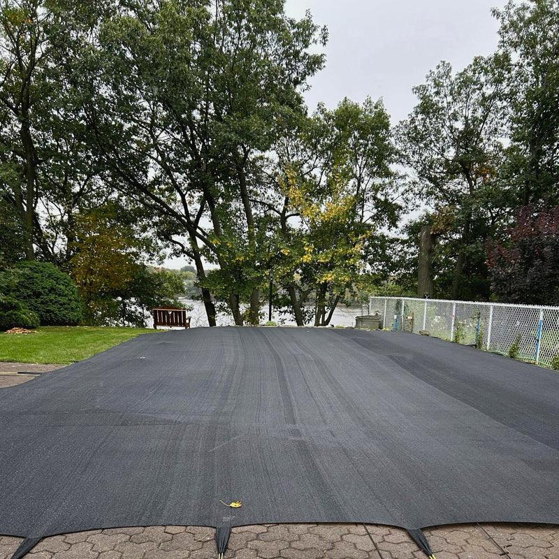 Toile filet de sécurité installée sur une piscine creusée